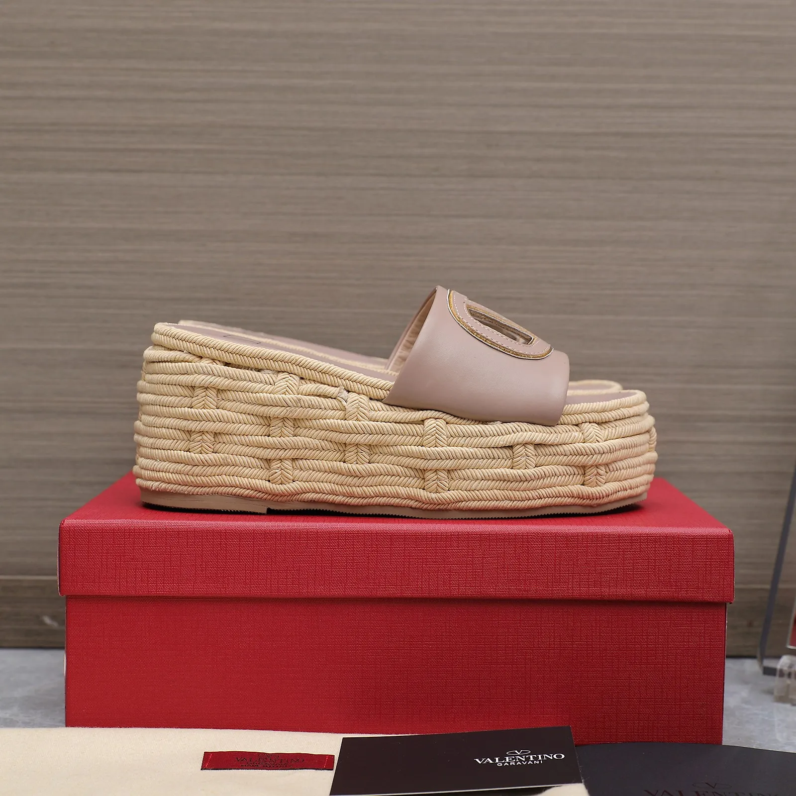 👟👟Ex-factory price 640👟👟The highest version💯💯💯 2024 early spring counter catwalk style updated simultaneously 💗Valentino💗Valentino Wedge hemp rope bottom slippers/follow-up sandals series ——————————Top version Super creative craft design highlights the brand’s unique style, luxury fashion and highly recognizable Exquisite round head, perfect side arc, extremely pure taste, ladylike temperament and full of femininity‼ ️ Upper: Made of imported cowhide. Lining: Made of mixed sheepskin. Italian imported cowhide outsole. Wedge heel back height: 8.5CM. Front height: 5.5CM. Code number: 35-41 (41 customized)
